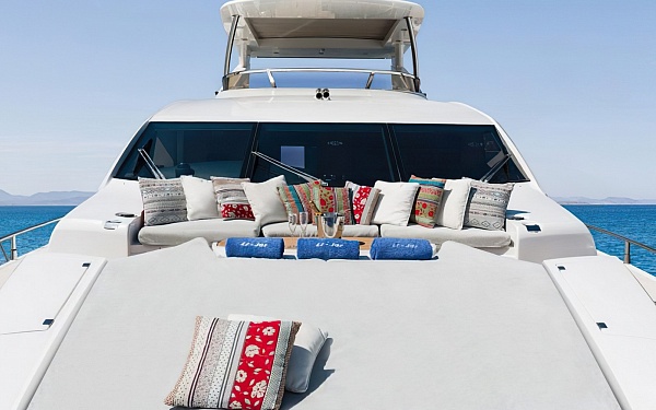 Продается моторная яхта Sunseeker 86 - подушки на носу